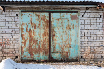 iron garage doors with peeling paint