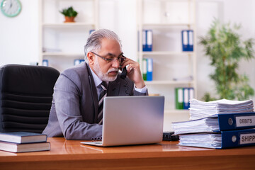 Fototapeta premium Old male businessman employee working in the office