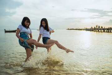 Obraz premium asian teenager relaxing on vacation sea beach