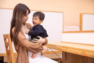 子供を抱っこする妊婦
