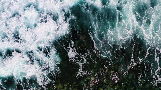 ドローン空撮　日本海　波　俯瞰