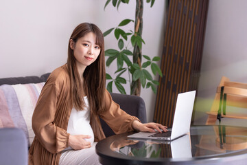 パソコンを使う妊婦