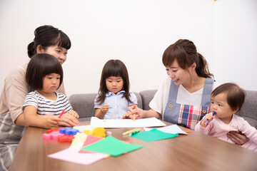 Fototapeta premium 子供と遊ぶ保育士 