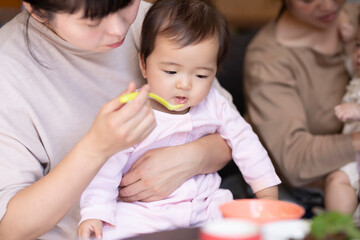 Obraz na płótnie Canvas 離乳食を食べる赤ちゃん 