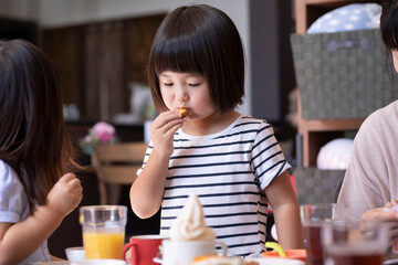 ホームパーティーをする女の子
