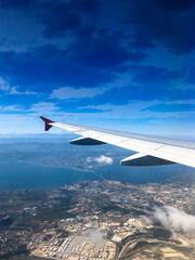 Obraz premium Airplane wing in the sky.