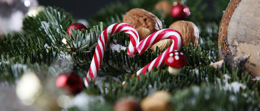 Zuckerstangen mit Weihnachtsdeko