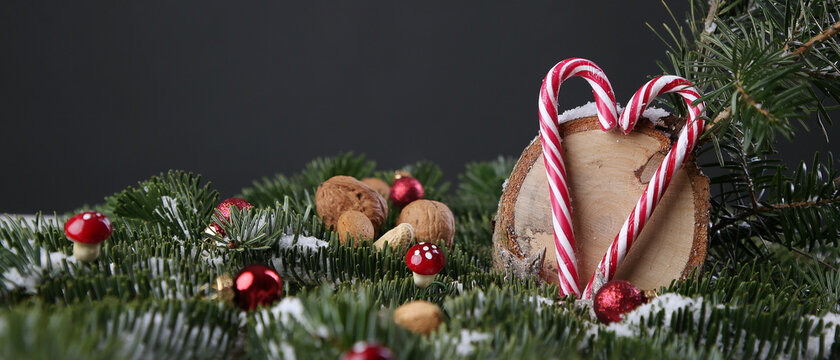 Zuckerstangen mit Weihnachtsdeko