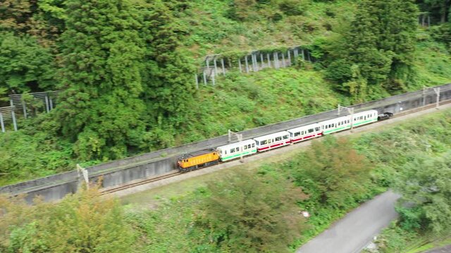 富山県 黒部市 宇奈月温泉 欅平 ダム 橋 湖 晴天 峡谷 川 駅 トロッコ 列車 ドローン  2020年10月撮影