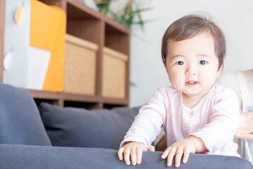 Fototapeta premium ソファで遊ぶ赤ちゃん 