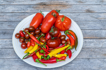 Chilis und Tomaten aus dem Garten