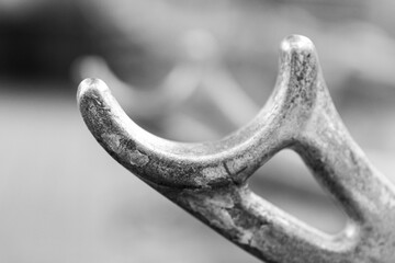 Schrauben, Befestigungstechnik, Veloständer in Schwarzweiss