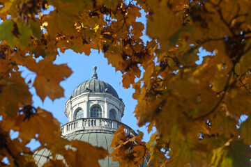 Bayerische Staatskanzlei in München im Herbst