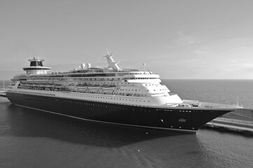 Kreuzfahrtschiff MS Sovereign von Pullmantur Cruises im Hafen von Civitavecchia, Italien