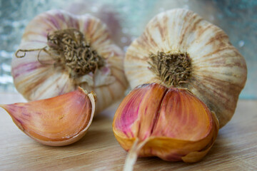 whole heads of garlic and cloves