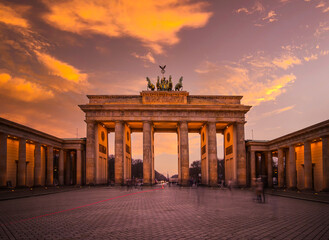 Obraz premium Brandenburger Tor in Berlin in der Dämmerung mit Copyspace