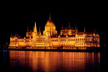 Obraz premium hungarian parliament building at night