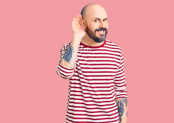 Fototapeta premium Young handsome man wearing casual clothes smiling with hand over ear listening an hearing to rumor or gossip. deafness concept.