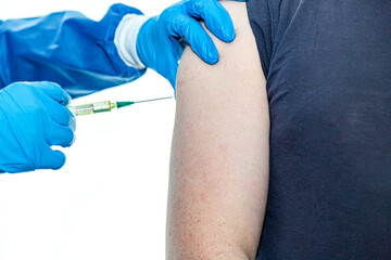 eine Ärztin spritzt ein Corona Impfstoff, in einem Krankenhaus