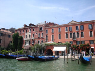 Fototapeta na wymiar Venise et ses canaux, au mois de juin