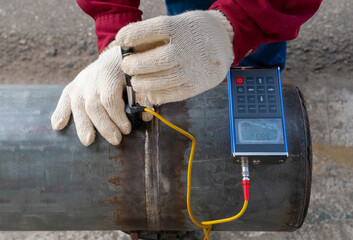 Brinell hardness testing of alloy pipe and welding after a post weld heat treatment (PWHT) - obrazy, fototapety, plakaty