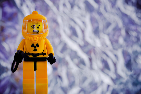 Lippstadt - Deutschland 13.12.2020 Lego Figur Biohazard Anzug