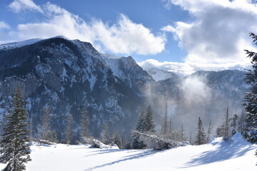 Fototapeta na wymiar Tatry, zima w mroźny dzień, Dolina Kościeliska i szlak na Polanę na Stoły