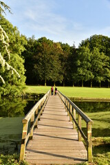 Obraz premium Promenade sur le pont en bois reliant les deux rives du Grand Canal au parc de Tervuren à l'est de Bruxelles 