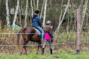 Nauka jazdy konnej, jazda na koniu w lesie, dzieci uczą się postępowania z koniem