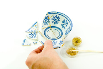 Neues Kintsugi, reparieren von zerbrochenem Porzellan mit Epoxy Kleber und Goldstaub