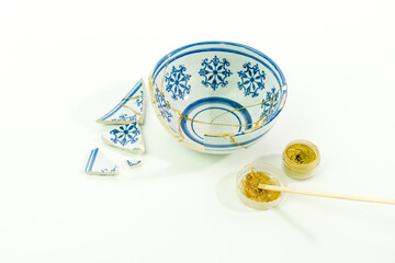 Neues Kintsugi, reparieren von zerbrochenem Porzellan mit Epoxy Kleber und Goldstaub
