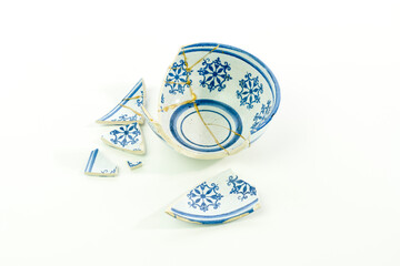 Neues Kintsugi, reparieren von zerbrochenem Porzellan mit Epoxy Kleber und Goldstaub