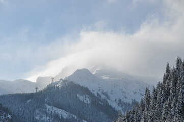 Tatry, zima w mroźny dzień, szlak na Kalatówki i Polanę Kondratową, widok na Kasprowy Wierch