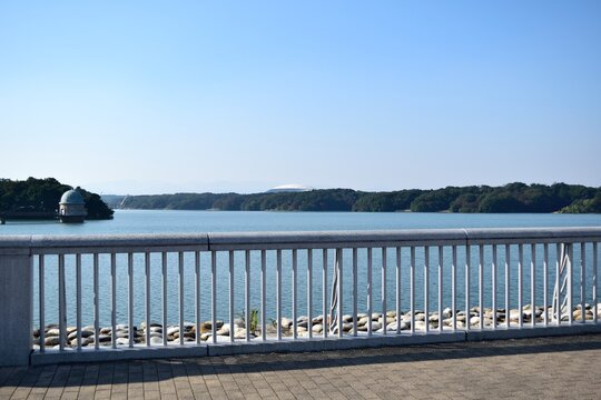10月秋晴れ 欄干と多摩湖