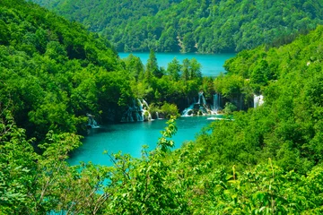 Fototapeten Green water and waterfalls in Plitvice Lakes National Park, Croatia © Corinne
