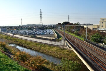 Obraz premium 空堀川と西武多摩湖線線路