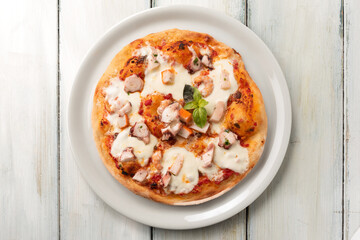 Pizza fatta in casa con frutti di mare 