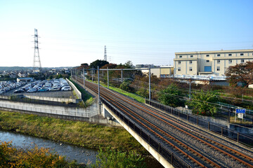 Fototapeta premium 空堀川と西武多摩湖線線路