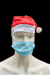 Eine Kunststoff-Schaufensterpuppe mit einer medizinischen Schutzmaske und roter...