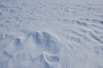 Schneefeld mit Verwehungen
