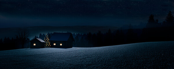 Kleines Bergdorf mit Christbaum im Winter bei Nacht
