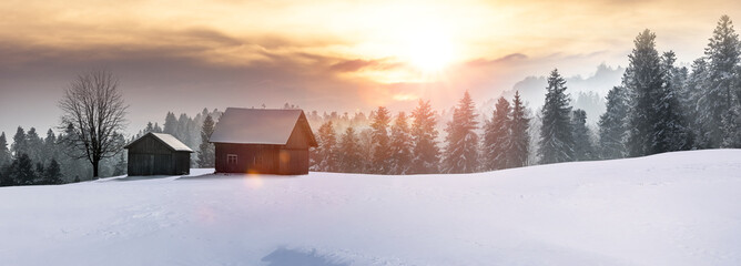 Tief verschneite Berghütten im Winter