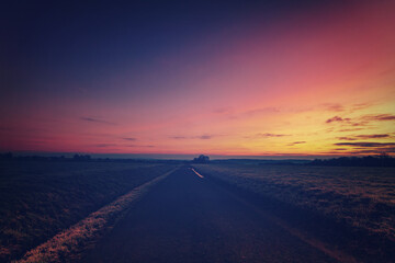 Sonnenaufgang über Wiese bei Frost	