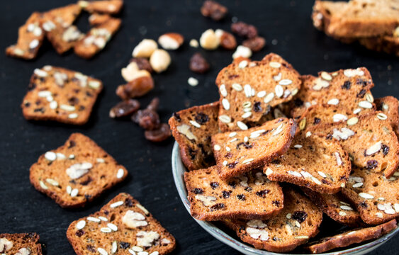 brotchips mit n&uuml;ssen und rosinen, eine krosse knabberei 