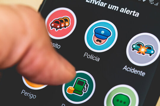 Aplicativo Waze. Fotografia da tela de um celular na parte de eviar alerta pelo Waze. O waze &eacute; um aplicativo de rotas que utiliza Gps. Bras&iacute;lia, Distrito Federal - Brasil. 26 de Fevereiro de 2020.