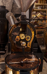 Coffee roasting machine for coffee beans