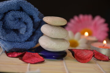 meditazione terapia zen con pietre aromi candele asciugamano relax quiete spa benessere fiori