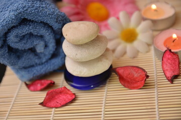 meditazione terapia zen con pietre aromi candele asciugamano relax quiete spa benessere fiori