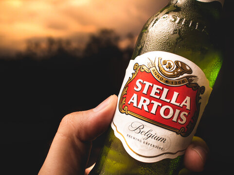 Stella Artois, cerveja, AMBEV. Homem com uma garrafa de cerveja da marca Stella Artois.