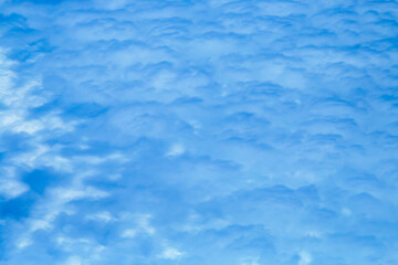 Un bonito mar de nubes vistos desde arriba. Fotografía hecha del cielo desde la ventanilla de un avión comercial.